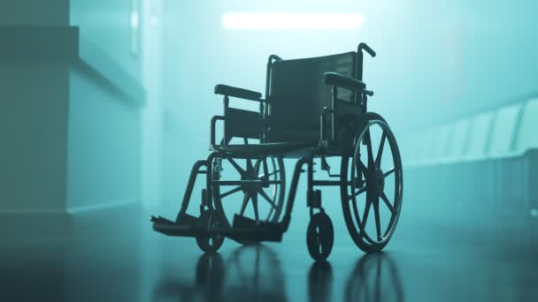 霧の病院の廊下で標準的な手動車椅子 カメラをズームします — ストック動画