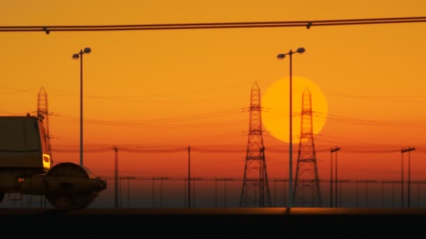 Silhouette Rullo Stradale Spostandosi Sinistra Destra Pavimentando Strada Asfaltata Tramonto — Video Stock