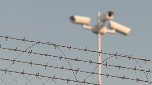 Drones Seguridad Área Privada Detrás Cerca Con Alambre Púas — Vídeos de Stock