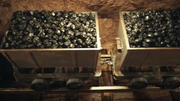 Kamera Zeigt Bergwerkswagen Die Kohle Transportieren — Stockvideo