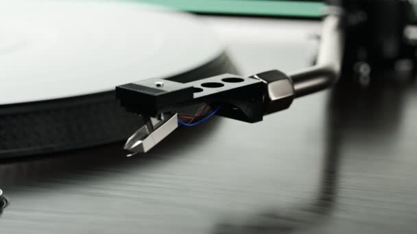 Close Beelden Tonen Platenspeler Cartridge Draaiend Vinyl — Stockvideo