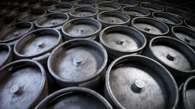 metal bira fıçıları satırlarının Ambarla