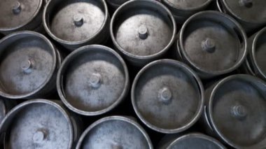 metal bira fıçıları satırlarının Ambarla