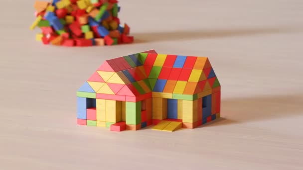 Maison Colorée Faite Blocs Bois Détruits Par Une Tornade Bloquée — Video