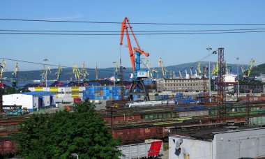 Demiryolu tren arabaları ile kömür deniz liman ile.