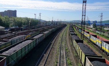 Demiryolu ve kömür ile küçük yük arabalar.