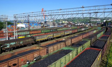 Demiryolu tren arabaları deniz liman ile.