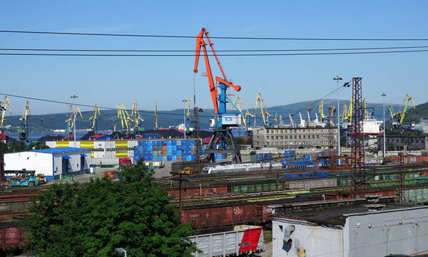 Железнодорожные вагоны с углем в морском порту
.