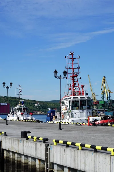 Pier deniz limanda palamarla römorkör.