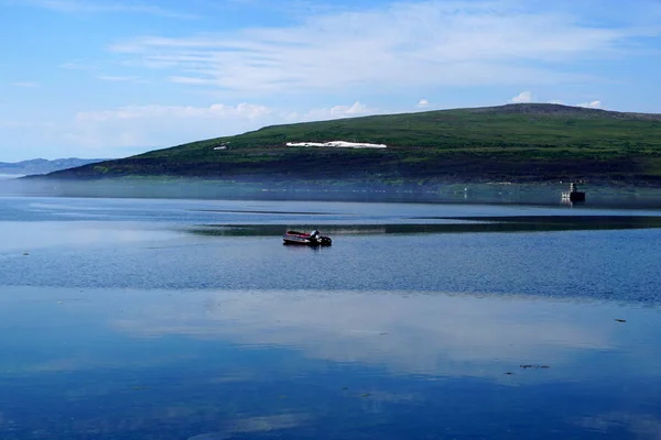 Bateau Dans Une Baie Nord Par Une Froide Matinée Été — Photo