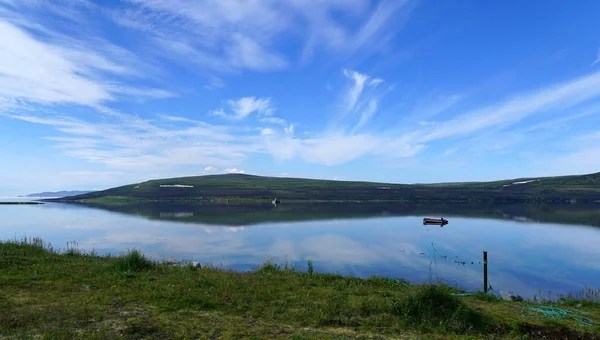 Reflet Des Montagnes Ciel Dans Une Baie Septentrionale Surface Eau — Photo