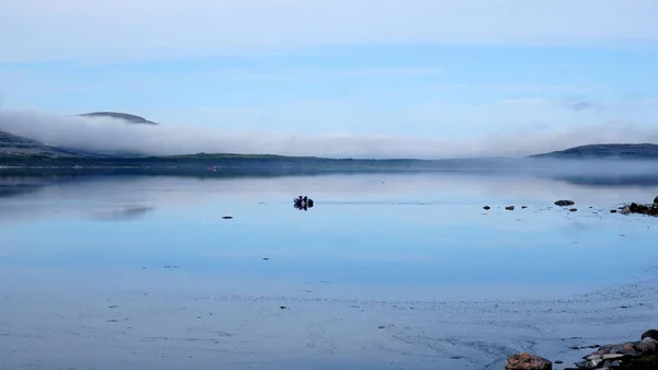 Veduta Una Baia Settentrionale Una Mattina Nebbiosa Estiva Con Una — Foto Stock