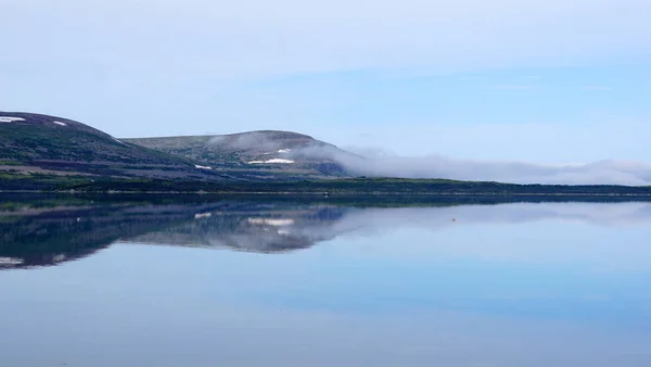 Reflet Des Montagnes Ciel Dans Une Baie Nordique Surface Eau — Photo