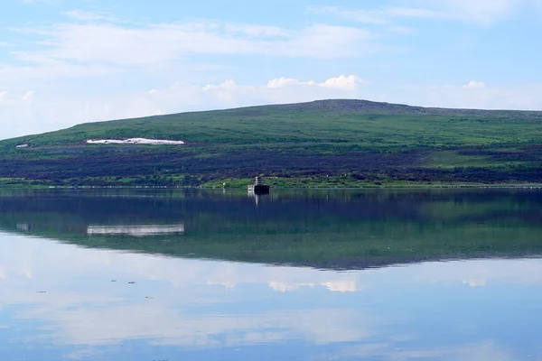 Reflet Des Montagnes Ciel Dans Une Baie Nordique Surface Eau — Photo