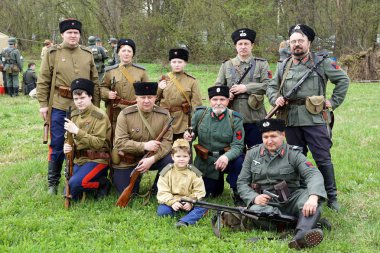 Sholokhovo, Moscow reg./Rusya - 5 Mayıs 2018: Dünya Savaşı Avrupa'da - Courland savaş, Rus tarzı yeni bir eğlence son çatışmalarından yeniden inşası.