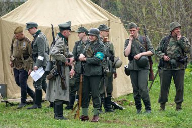 Sholokhovo, Moscow reg./Rusya - 5 Mayıs 2018: Dünya Savaşı Avrupa'da - Courland savaş, Rus tarzı yeni bir eğlence son çatışmalarından yeniden inşası.