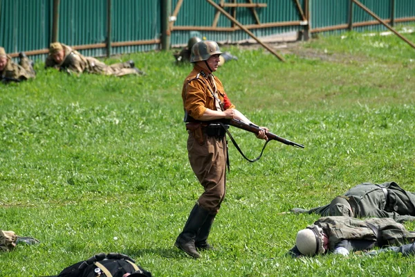 Sholokhovo, Moscow reg./Rusya - 5 Mayıs 2018: Avrupa - Courland savaş Nazi Dünya Savaşı'nın son çatışmalarından yeniden inşası, bir tüfekle Tekdüzen bir katılımcı.