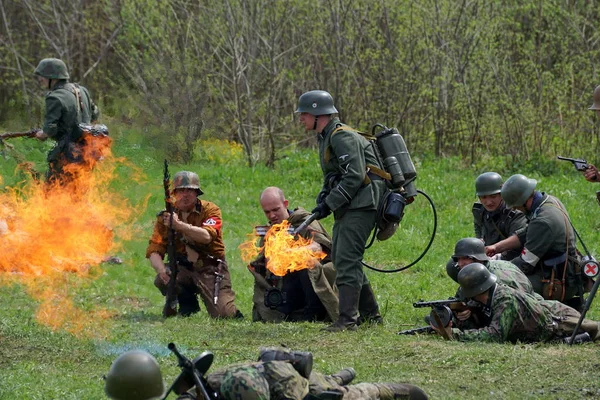 Sholokhovo, Moscow reg./Rusya - 5 Mayıs 2018: Avrupa - Courland savaş İkinci Dünya Savaşı Alman bir alay bir son savaş reenactment adlı bir flame-thrower ile saldırı.