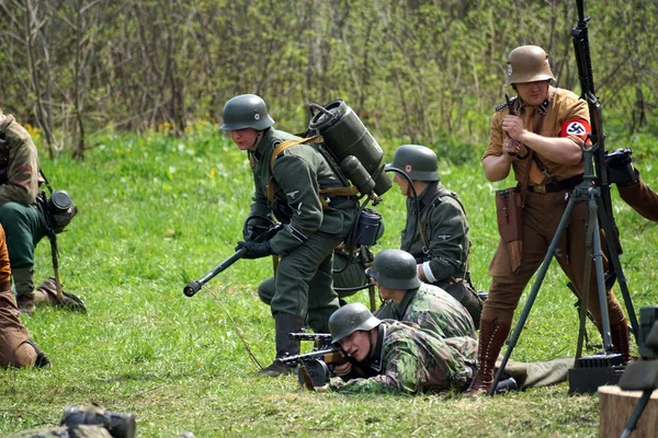 Sholokhovo, Moscow reg./Rusya - 5 Mayıs 2018: Dünya Savaşı Avrupa'da - Courland savaş reenactment bir son savaş, Alman alayı flame-thrower ile saldırı.