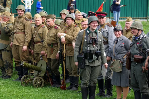 Sholokhovo, Moscow reg./Rusya - 5 Mayıs 2018: bir Dünya Savaşı'nın son savaş reenactment katılımcılar Avrupa - Courland savaş.