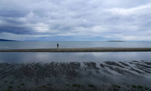 Düşük Kuzey gökyüzü Varanger fiyort Körfezi kıyı şeridi adlı bir çocukla üzerinde.