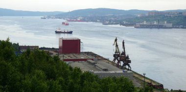 Kola Körfezi ve Murmansk, onun meşgul deniz limanı ile Kuzey Kutup Dairesi üzerinde bir Rus şehri panoramik görünüm.