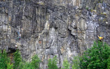 Dik kayalar, kaya dağcılar eğitimi.
