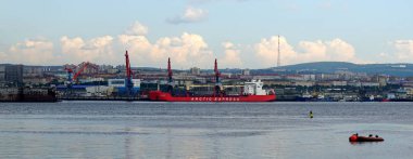 Murmansk, Rusya - 29 Temmuz 2017: Murmansk ve manzarayı ön planda bir Arctic hızlı gemi ile meşgul, bağlantı noktası.