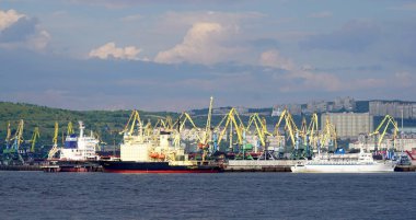 Murmansk, Rusya - 29 Temmuz 2017: Murmansk ve manzarayı Kola Koyu'ndaki meşgul, bağlantı noktası.