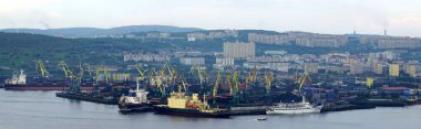 Murmansk, Rusya - 29 Temmuz 2017: Murmansk ve manzarayı Kola Koyu'ndaki meşgul, bağlantı noktası.