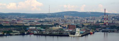 Murmansk, Rusya - 29 Temmuz 2017: Murmansk ve manzarayı Kola Koyu'ndaki meşgul, bağlantı noktası.