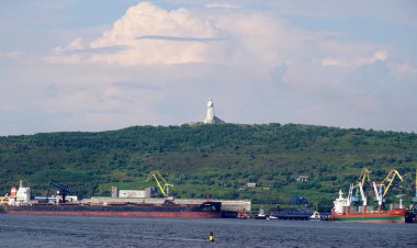 Murmansk, Rusya - 29 Temmuz 2017: Murmansk Kola Koyu'ndaki yakınındaki bir dağda Sovyet askeri Anıtı görünümünü.