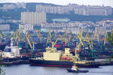 Murmansk, Rusya - 29 Temmuz 2017: Murmansk ve manzarayı Kola Koyu'ndaki meşgul, bağlantı noktası.