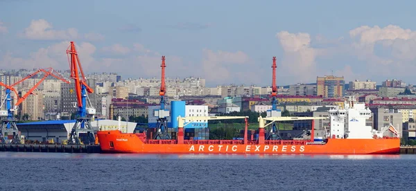 Murmansk, Rusya - 29 Temmuz 2017: Murmansk ve manzarayı ön planda bir Arctic hızlı gemi ile meşgul, bağlantı noktası.