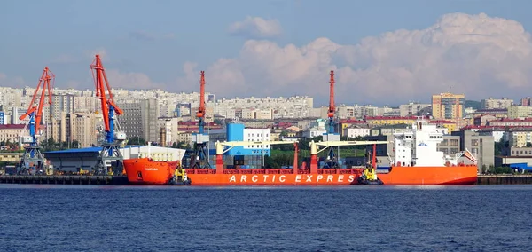 Murmansk, Rusya - 29 Temmuz 2017: Murmansk ve manzarayı ön planda bir Arctic hızlı gemi ile meşgul, bağlantı noktası.