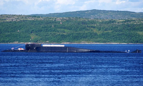 極地の晴れた日にコラ湾 ロシアのブイに係留されたデルタ クラスのロシアの動力を与えられた弾道ミサイル原子力潜水艦 — ストック写真