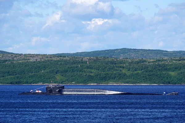 Delta-IV sınıfının bir Rus nükleer enerjili balistik füze denizaltısı Kola Bay, Rusya'da şamandıra için güneşli bir kutup günde demirleyen.