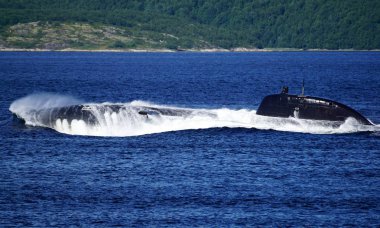 Victor-III sınıf Rus nükleer enerjili denizaltı Kola koyda yüzey.