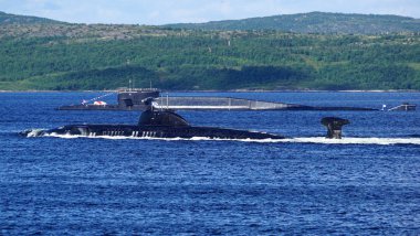 Rus nükleer denizaltı Victor-III ve Delta-IV sınıf Kola Bay powered.