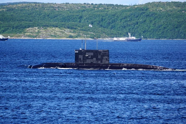 キロ級のロシアのディーゼル電気潜水艦はコラ湾に浮上します — ストック写真