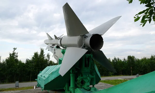 Füzenin Sovyet yapımı uçaksavar C-75 (Sa-2 Gudeline), Francis Gary Powers gökyüzünde tarafından 1 Mayıs 1960'ta Sovyetler Birliği üzerinde insanlı bir Amerikan U-2 uçak düşürmüş bir başlatıcısı.