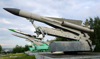 Abram Mys, Murmansk/Rusya - 29 Temmuz 2017: Sovyet yapımı uçaksavar füzeleri C-200 (Sa-5 Gammon), C-75 (Sa-2 kılavuz), C-125 (Sa-3 Goa) ve anıtları olarak bir savaşçı Interceptor Su-15.