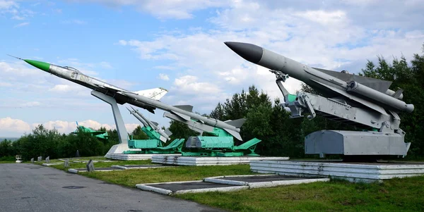 Abram Mys, Murmansk/Rusya - 29 Temmuz 2017: Sovyet yapımı uçaksavar füzeleri C-200 (Sa-5 Gammon), C-75 (Sa-2 kılavuz), C-125 (Sa-3 Goa) ve anıtları olarak bir savaşçı Interceptor Su-15.