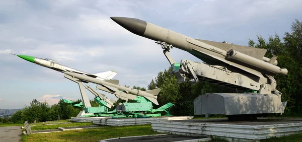 Abram Mys, Murmansk/Rusya - 29 Temmuz 2017: Sovyet yapımı uçaksavar füzeleri C-200 (Sa-5 Gammon), C-75 (Sa-2 kılavuz), C-125 (Sa-3 Goa) ve anıtları olarak bir savaşçı Interceptor Su-15.
