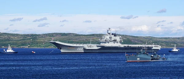 Severomorsk, Rusya - 30 Temmuz 2017: Rus-Sovyet uçak gemisi Kruvazör 