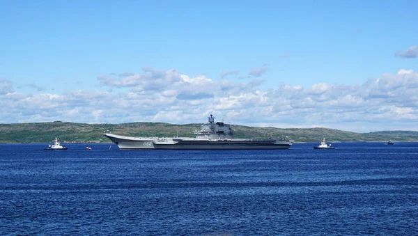 Severomorsk ロシア連邦 2017 ロシア ソビエト航空母艦巡洋艦 アドミラル クズネツォフ 海軍日 2017 にコラ湾に泊まって — ストック写真