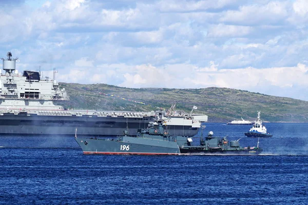 Severomorsk, Rusya - 30 Temmuz 2017: Bir küçük menzilli Anti-denizaltı savaş gemisi Kola Bay deniz kuvvetleri günü 2017 üzerinde. 