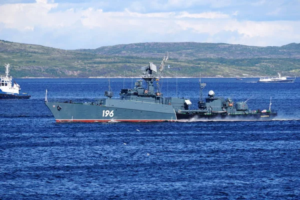 Severomorsk, Rusya - 30 Temmuz 2017: Bir küçük menzilli Anti-denizaltı savaş gemisi Kola Bay deniz kuvvetleri günü 2017 üzerinde. 