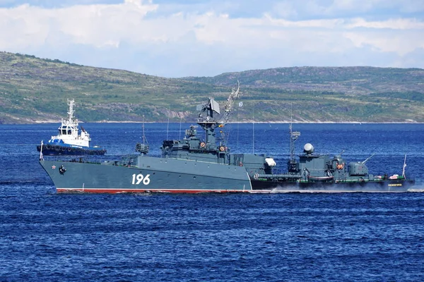 Severomorsk, Rusya - 30 Temmuz 2017: Bir küçük menzilli Anti-denizaltı savaş gemisi Kola Bay deniz kuvvetleri günü 2017 üzerinde. 