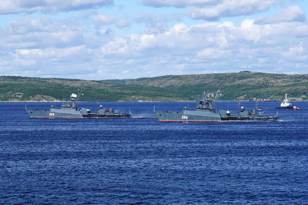Severomorsk, Rusya - 30 Temmuz 2017: Bir küçük menzilli Anti-denizaltı savaş gemisi Kola Bay deniz kuvvetleri günü 2017 üzerinde. 